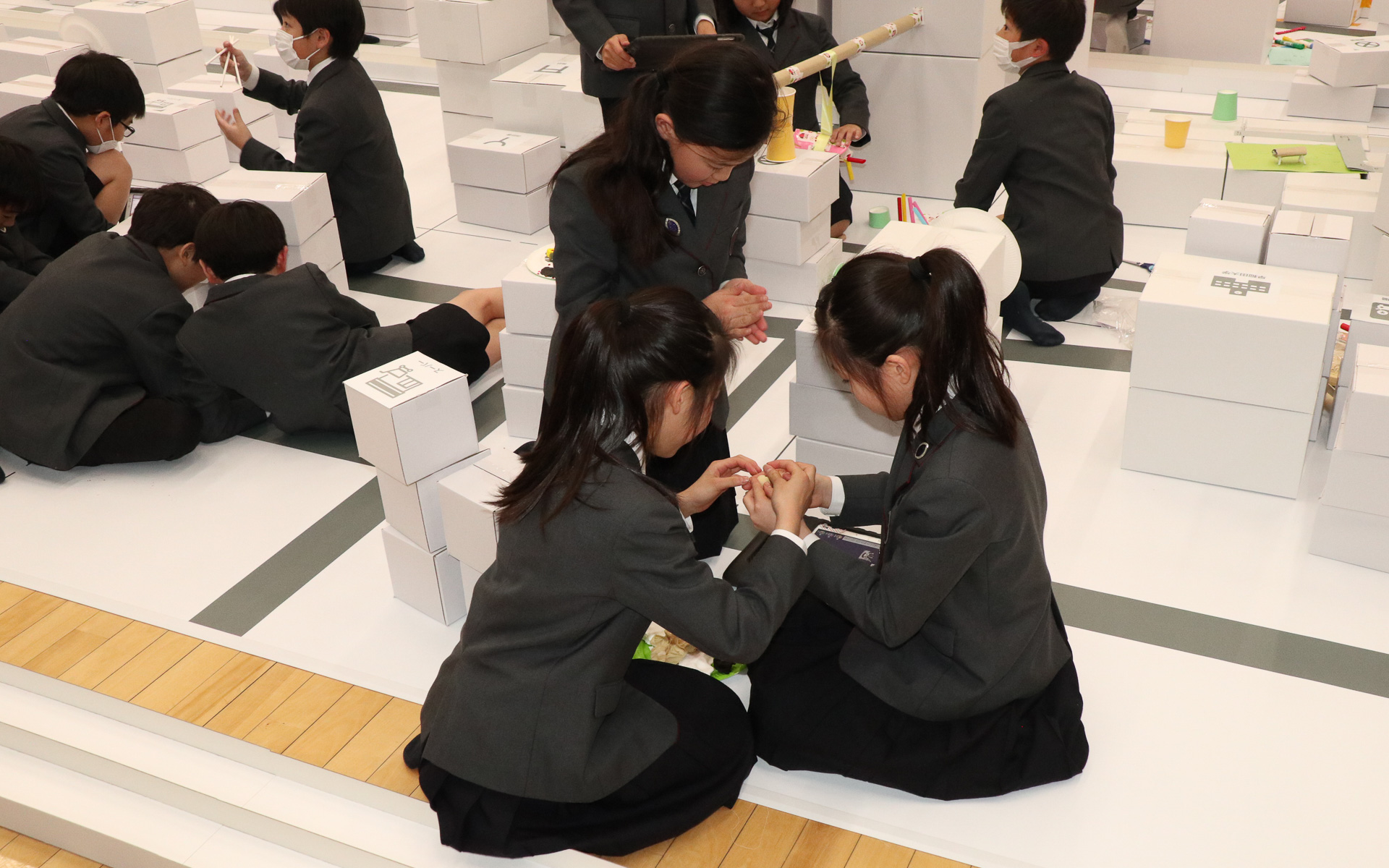 コンセプトが決まったら実際の製作タイム。用意された画用紙やペーパーリボン、ねんどなどを使ってアイデアを形にしていく