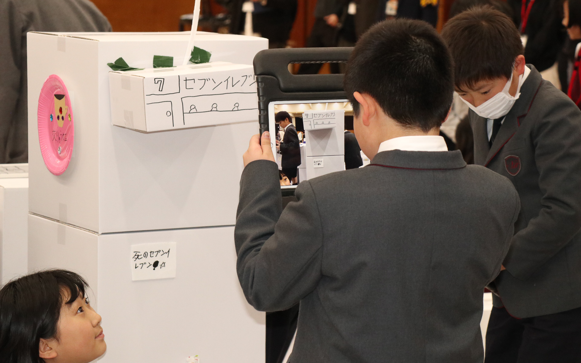 完成したら、最後の製作発表用にiPadで撮影