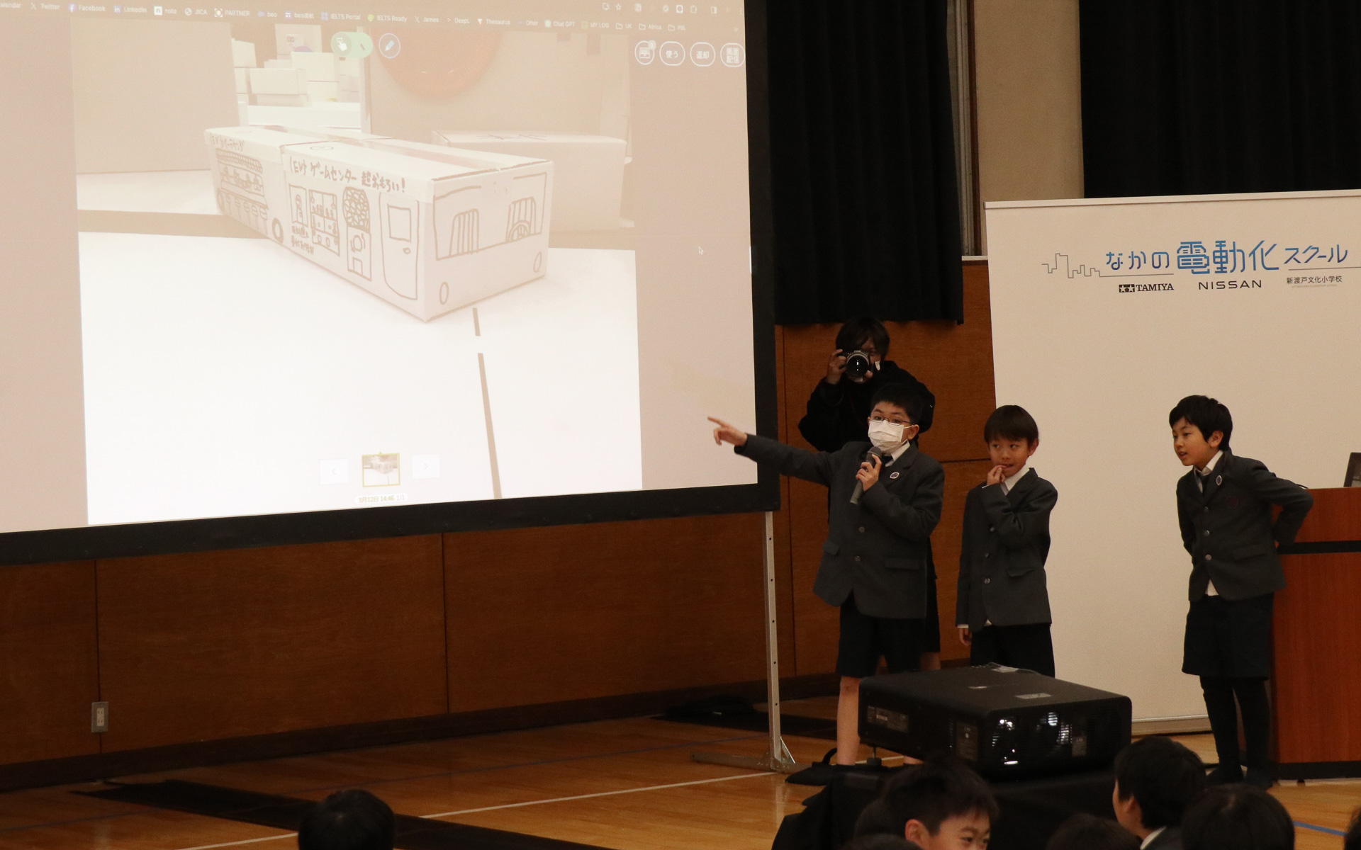 チームごとの製作発表会。バーラウンジもあるという「EVゲームセンター」、BEVで調理の電力やデリバリーをまかなう「EV商店街」、BEVの電力を使ったカフェもある公園などが提案された