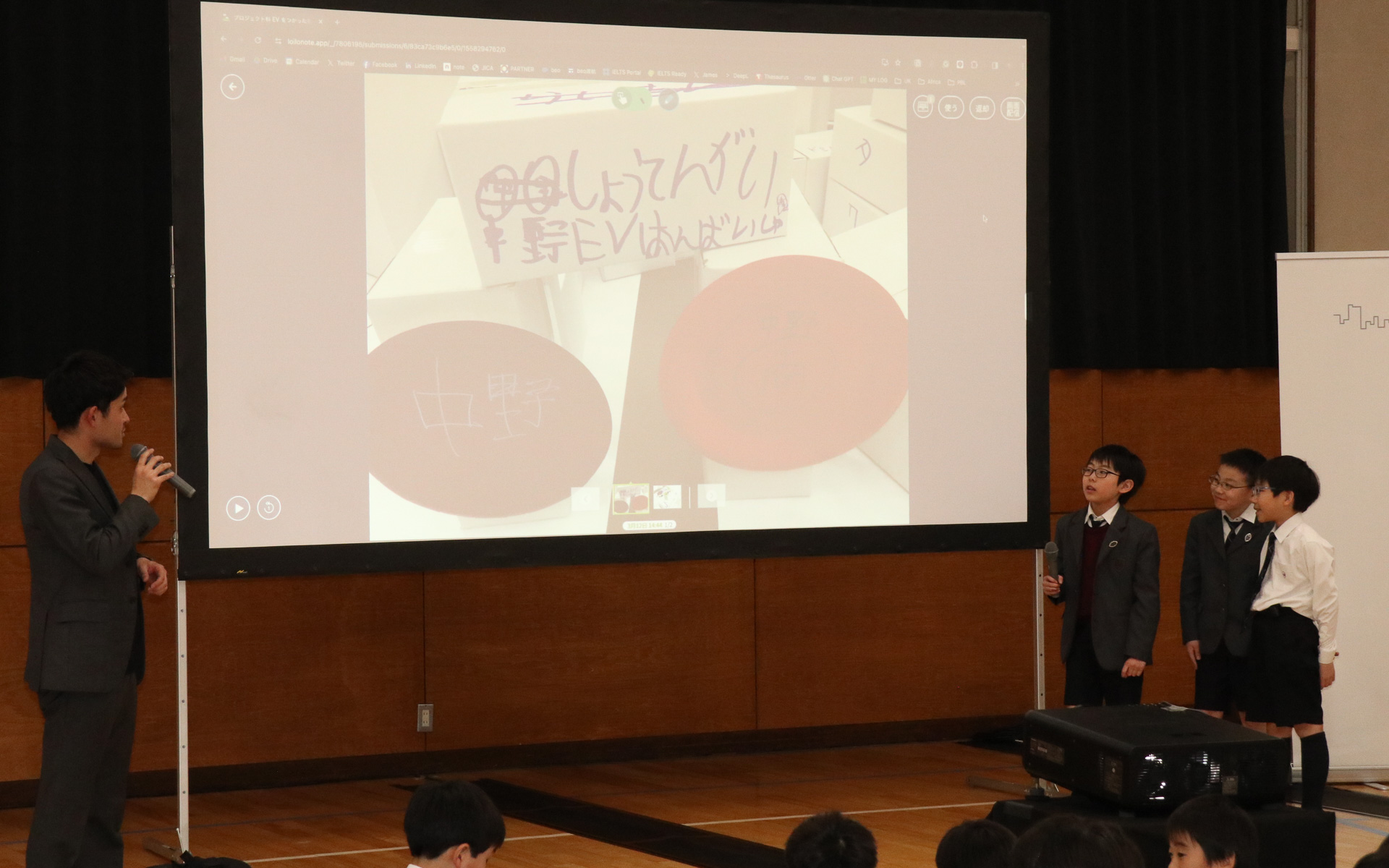 チームごとの製作発表会。バーラウンジもあるという「EVゲームセンター」、BEVで調理の電力やデリバリーをまかなう「EV商店街」、BEVの電力を使ったカフェもある公園などが提案された