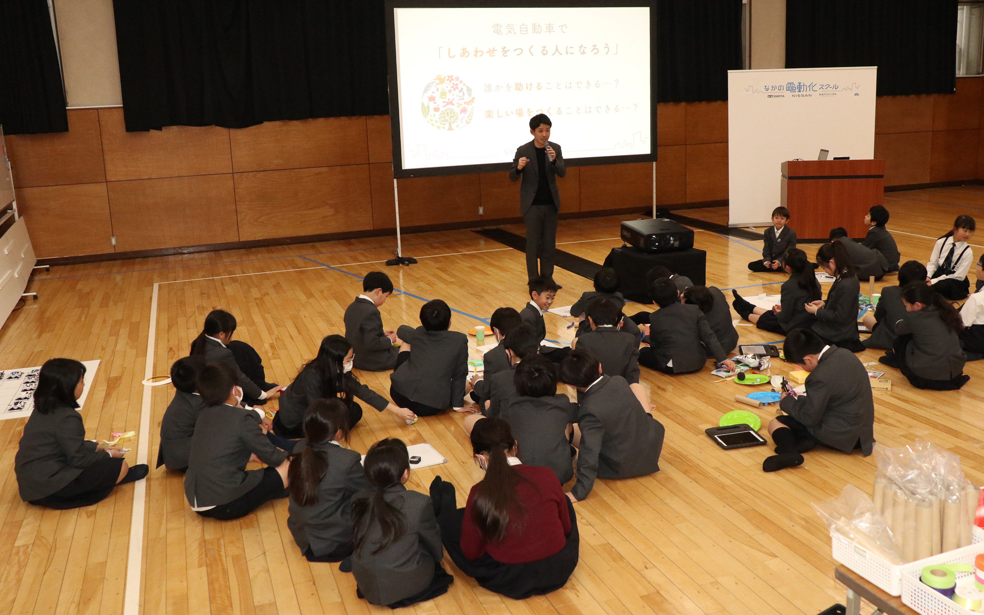 特別授業に込めた想いを子供たちに伝える栢之間先生