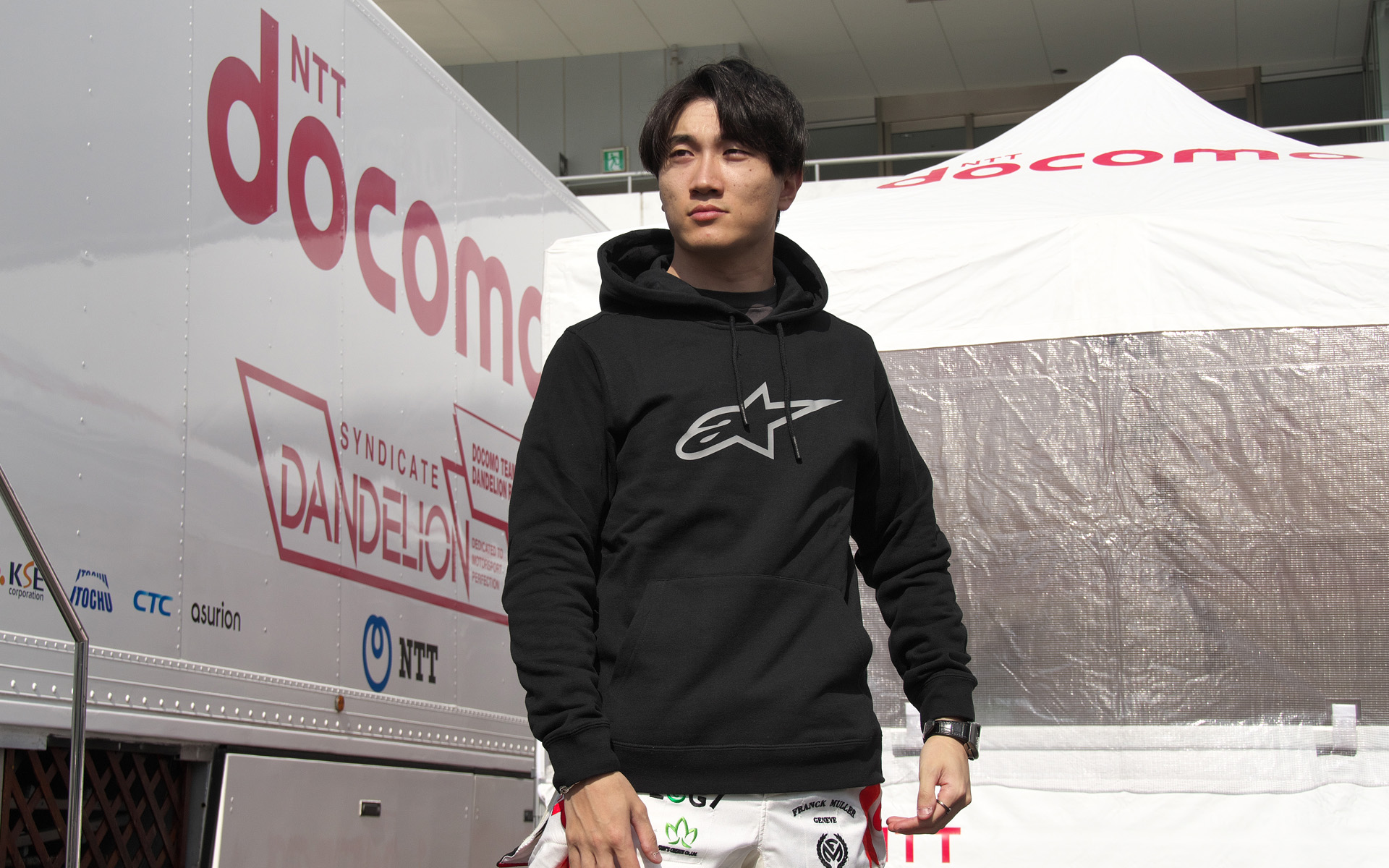 牧野選手は、「機能がいいのももちろんだけど、アルパインスターズは単純に“カッコいい”から選んでいます」と言う。これはレーシングギアだけでなく、もの選びの本質を突いた意見だろう