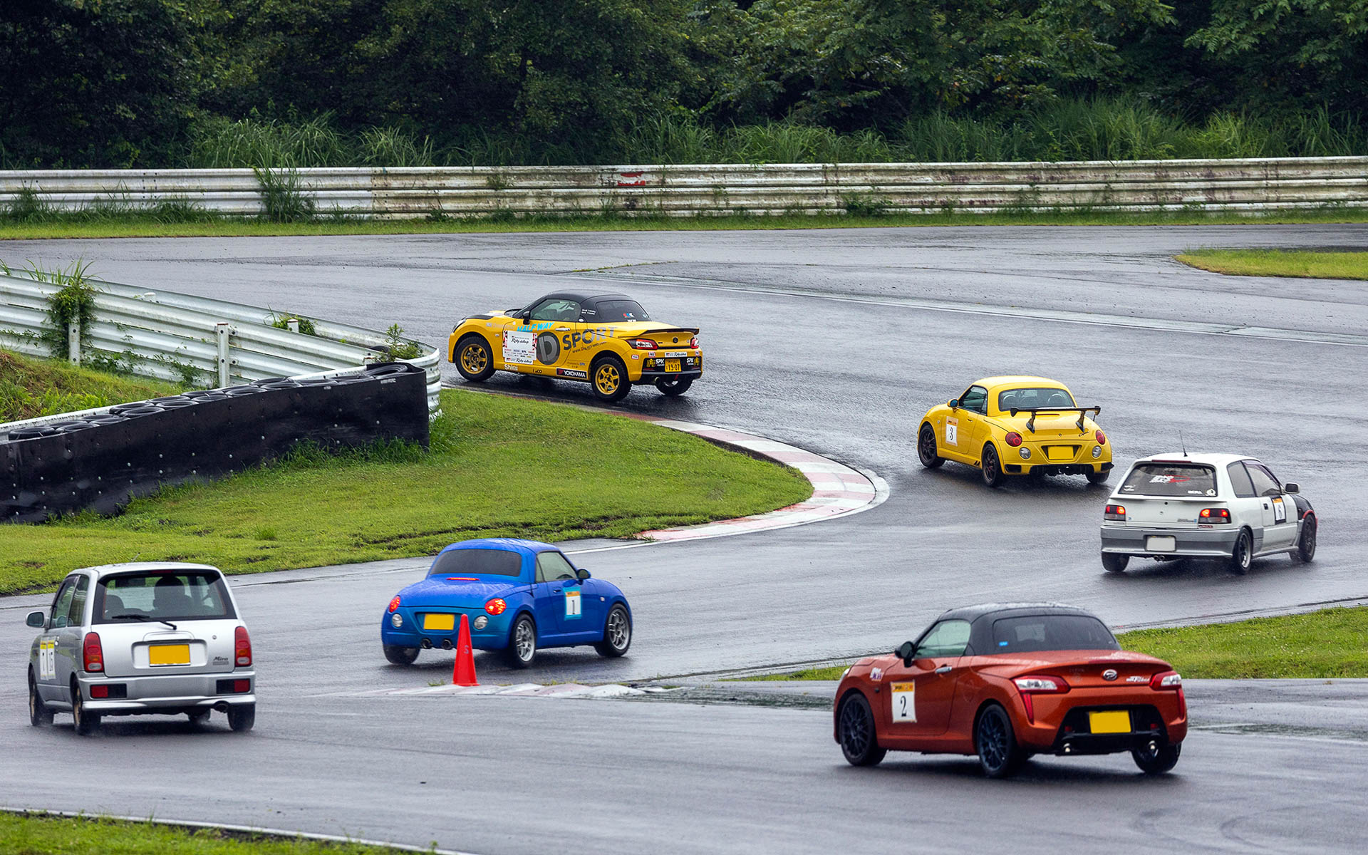 サーキット走行を趣味とする人は増えていて、レースのない週末は走行会イベントなどでにぎわっている。写真はD-SPORT＆DAIHATSU Challenge Cupの模様