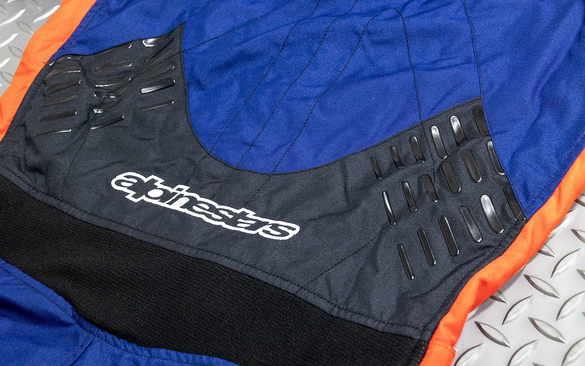 腰の部分のシリコングリップテクノロジー。身体がずれやすいコーナリング時にホールド性を高める効果がある。コーナリング時こそ繊細な操作が求められるだけに効果が大きい機能