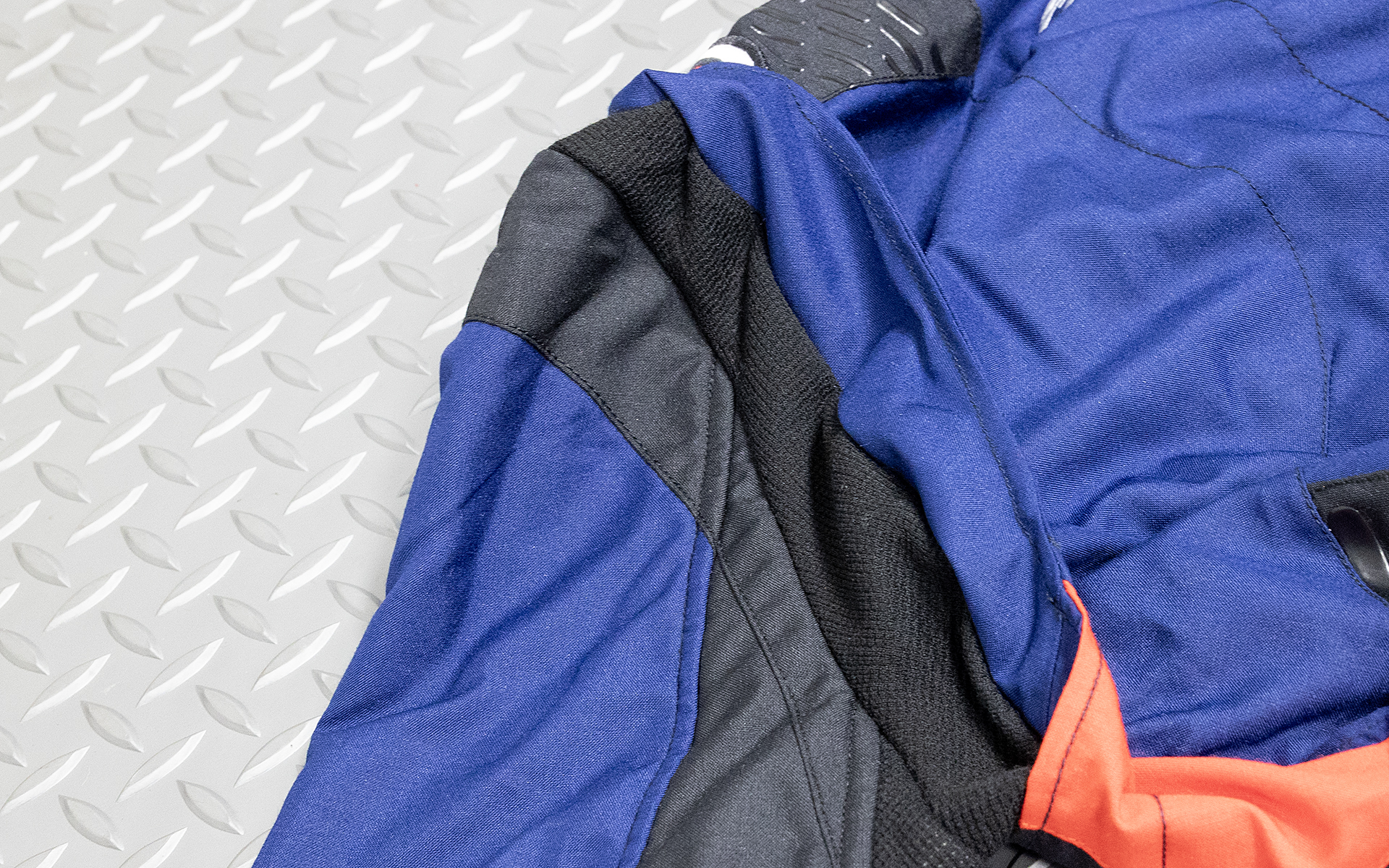 腕の付け根は動かしやすいようフルフローティングアーム構造になっている