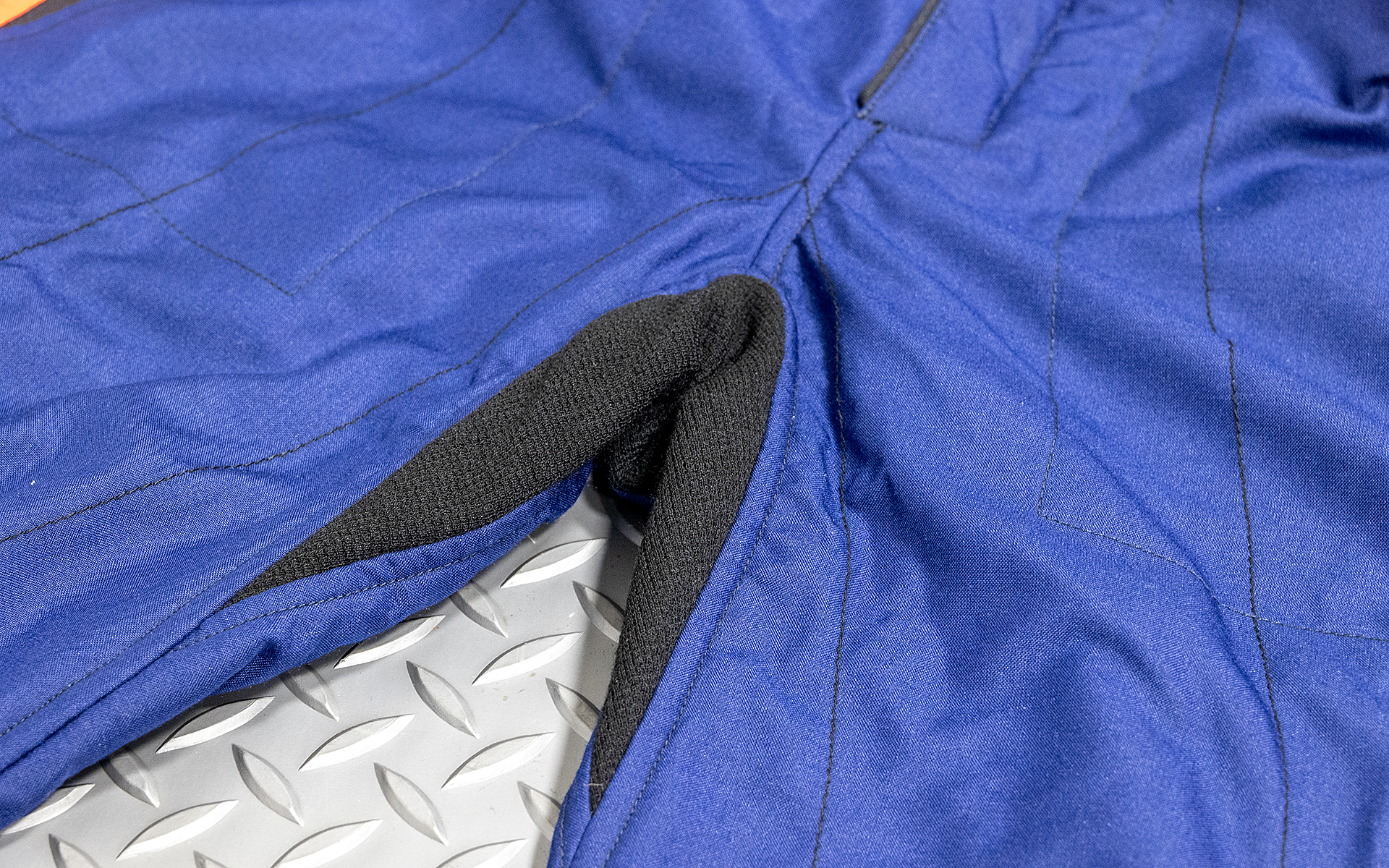 高いフィット感を持ちつつ、脚部の動きをよくするため、股の部分に可動性を高めるニット素材を使う