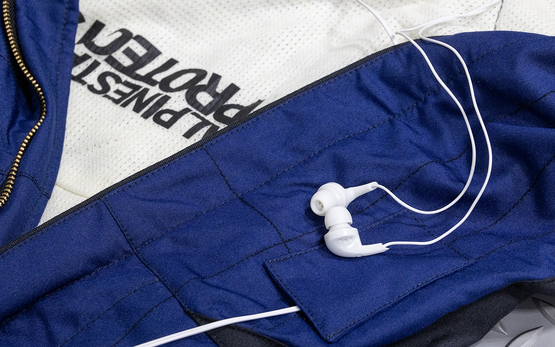 イヤホンや冷却ベストのチューブが通せるホールが設けてある。アマチュアレースで人気が高い耐久レースに参戦するならとくにお勧め