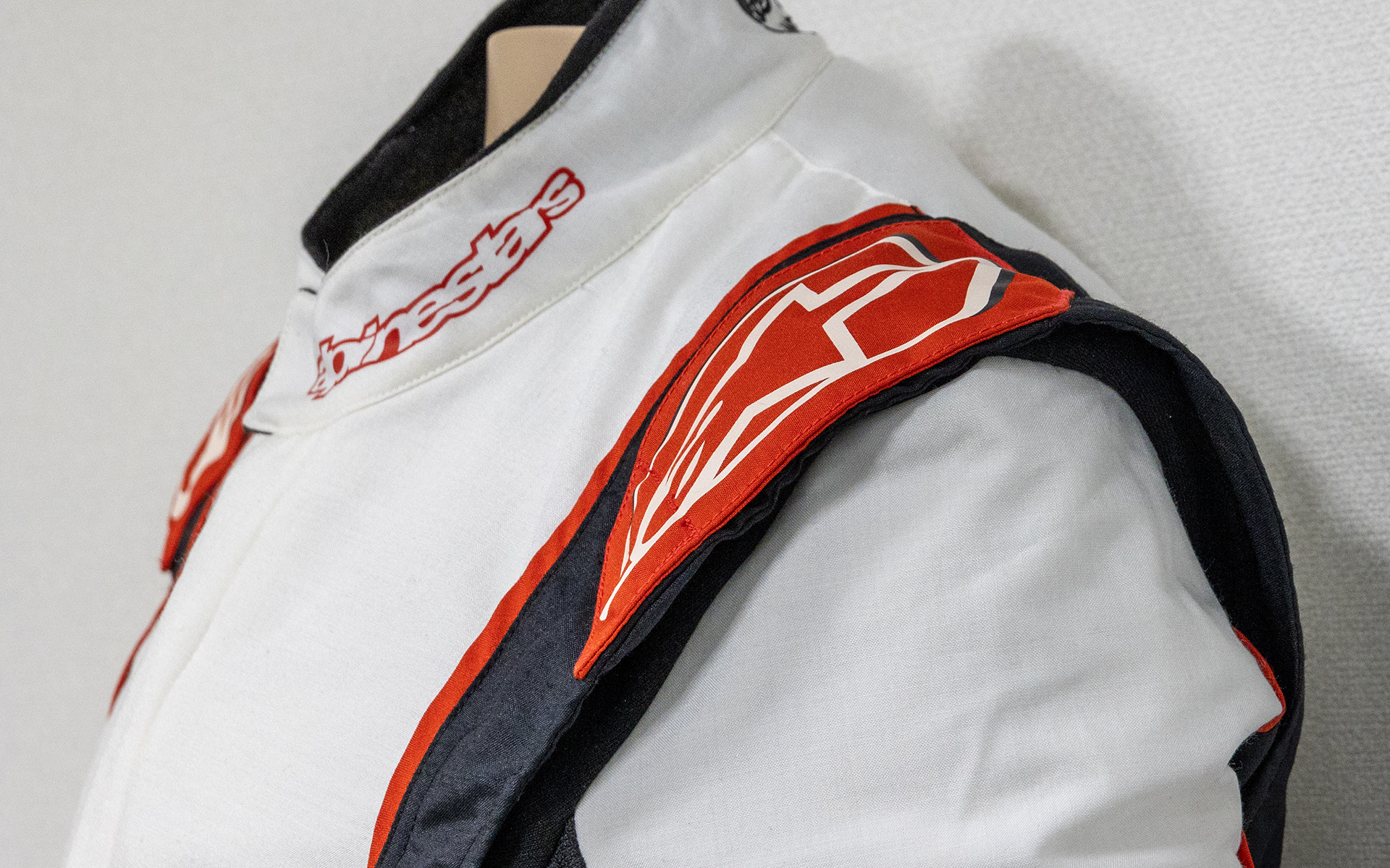 腕の付け根はフルフローティングアーム構造。肩の部分には緊急時に救助者がドライバーを車内から引っぱり出すときにつかめる構造になっている