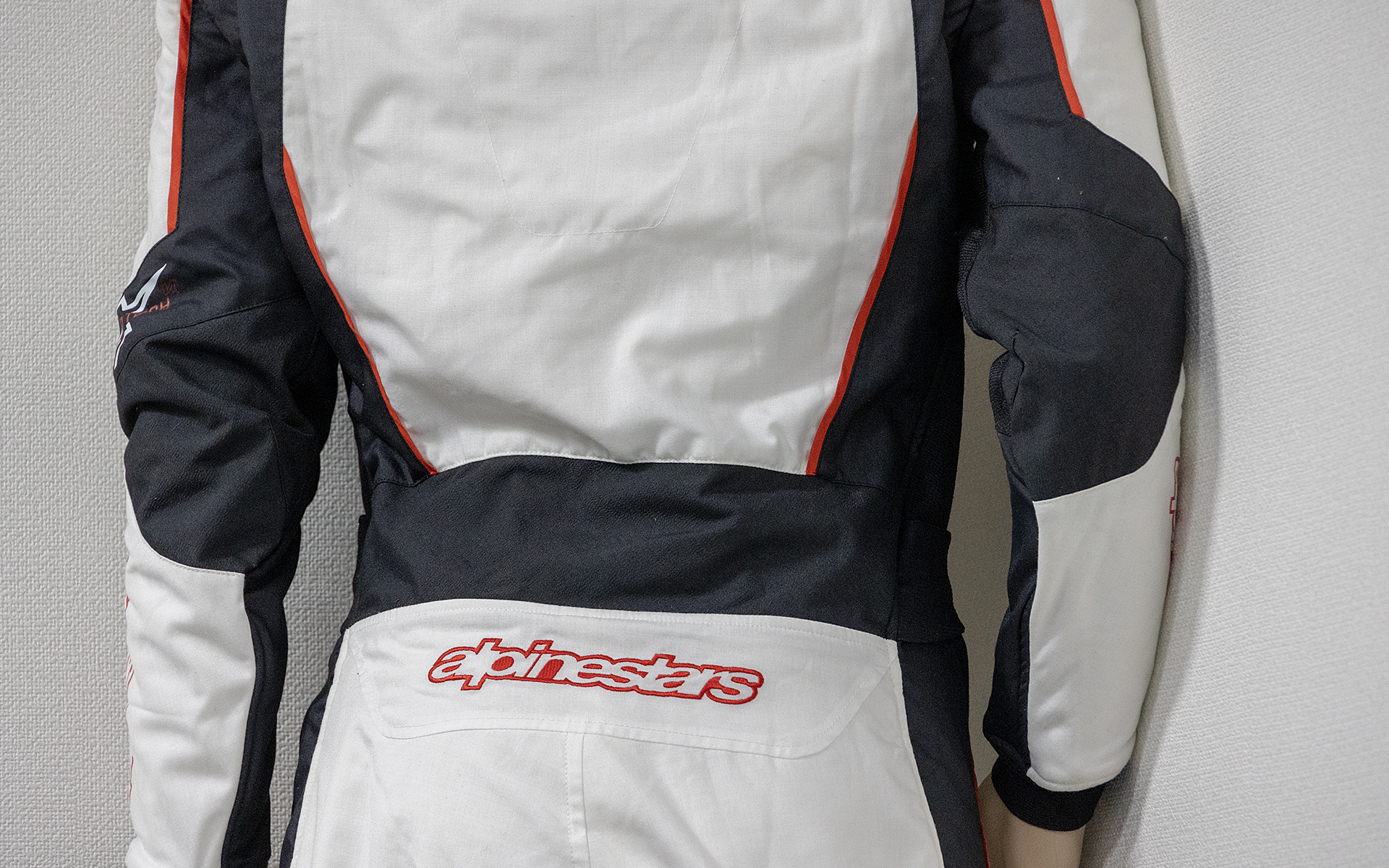 腰、肘には伸縮性のあるスーパーライトノーメックスストレッチパネルが使われる