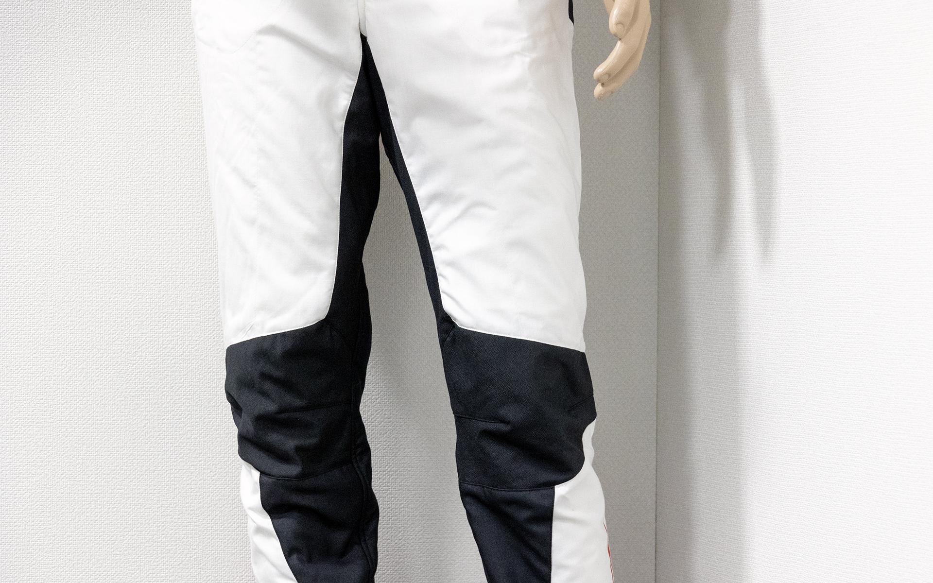 運転中に動きのある膝や股にもスーパーライトノーメックスストレッチパネルが使われているので、どんなシートポジションでも足が動かしやすい