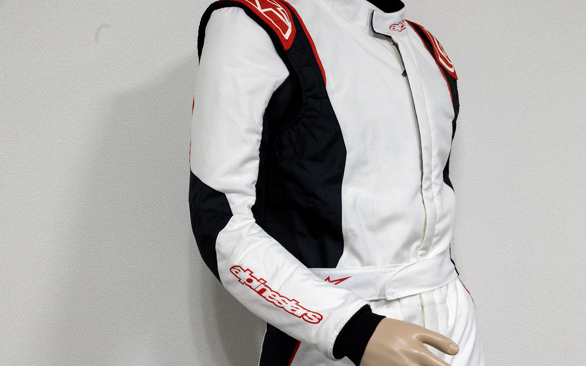 腕の部分はステアリングに手を伸ばした際に自然な感じになるよう、カーブした裁断になっている。また、足の部分も同様にシートに座ってペダルへ足を伸ばした状態に合わせたカーブ裁断だ