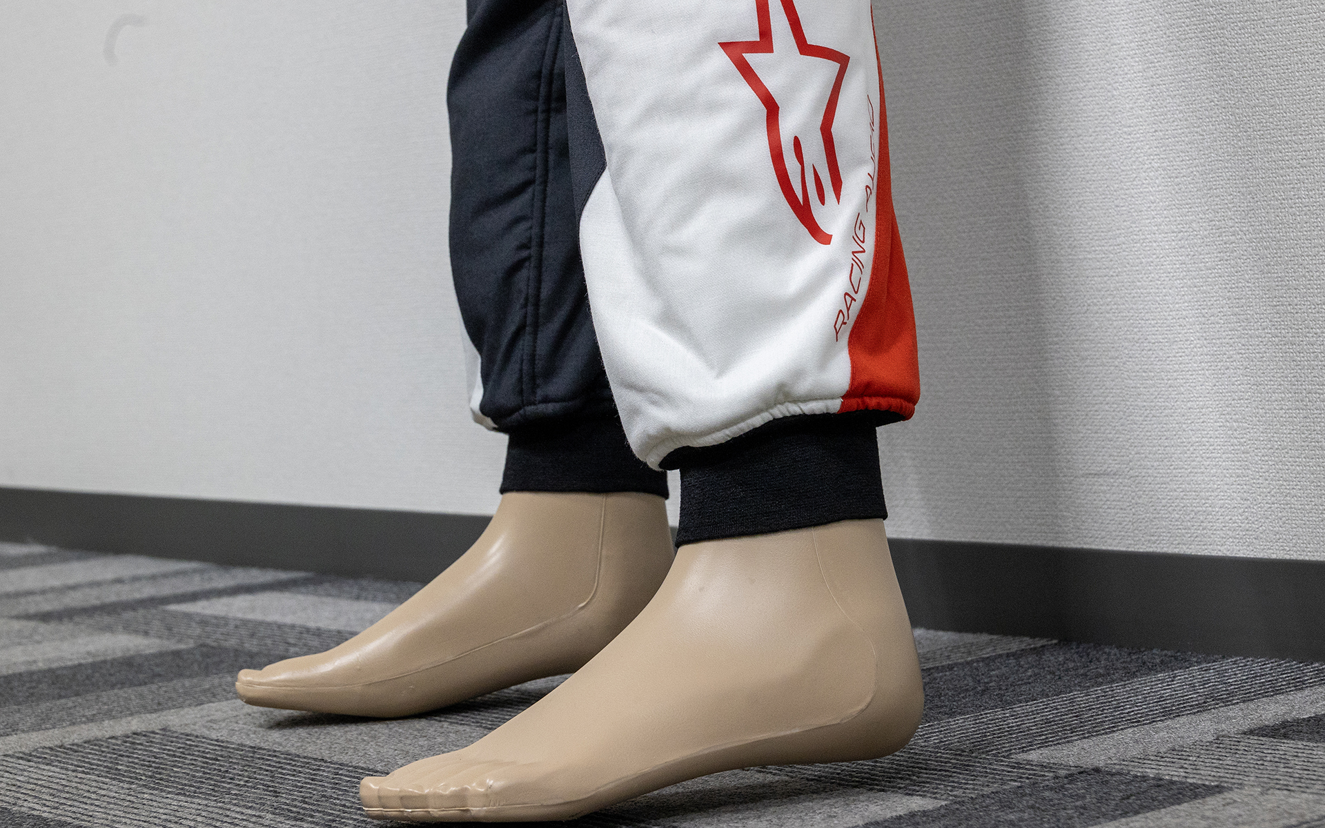 袖、裾は絞り込みのあるニットになっているので、手や足に対してスーツが長くても操作に影響がない