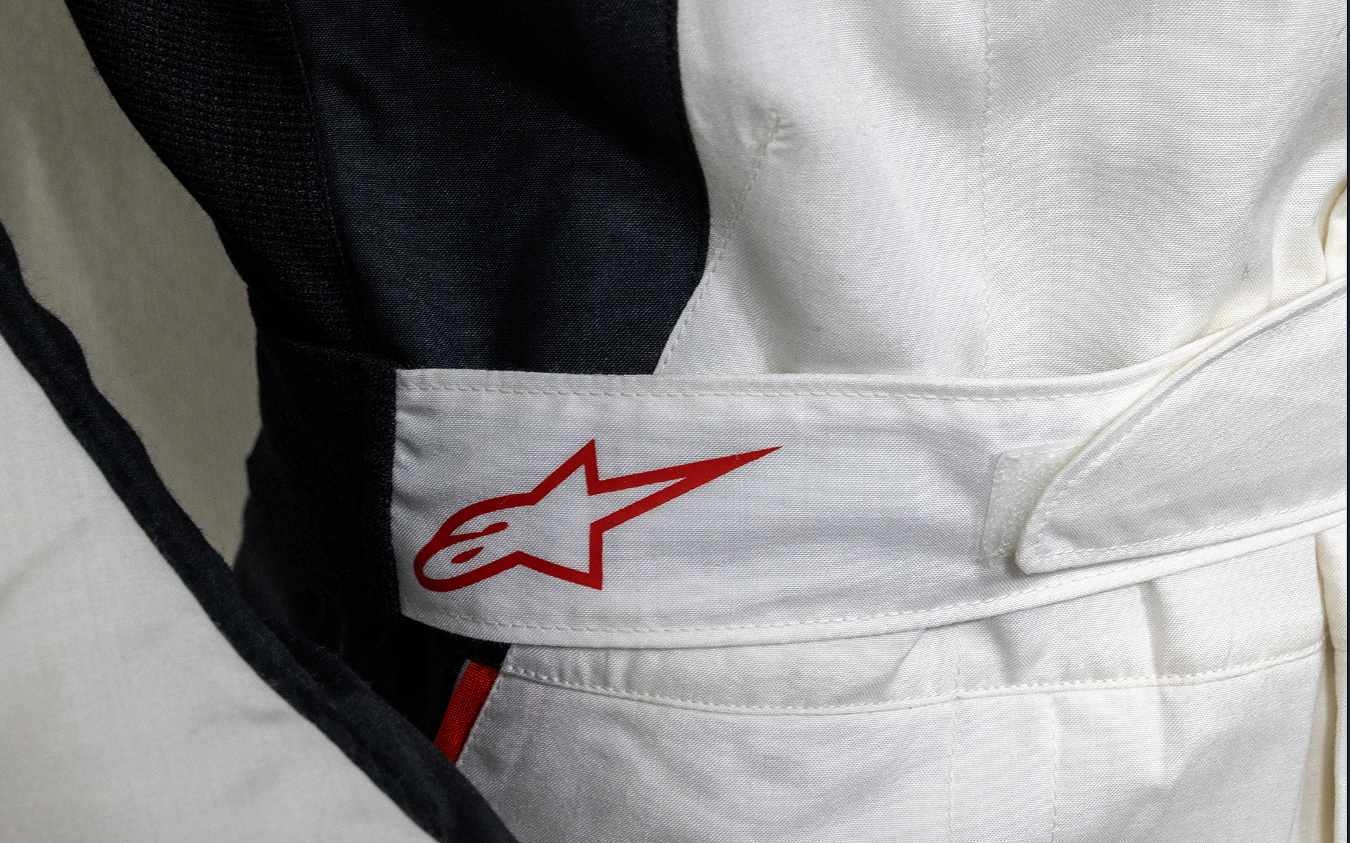 胴まわりは面ファスナー式のベルトで絞り込むことが可能。軽量モデルなのでこの辺の作りもムダがないシンプルな構造