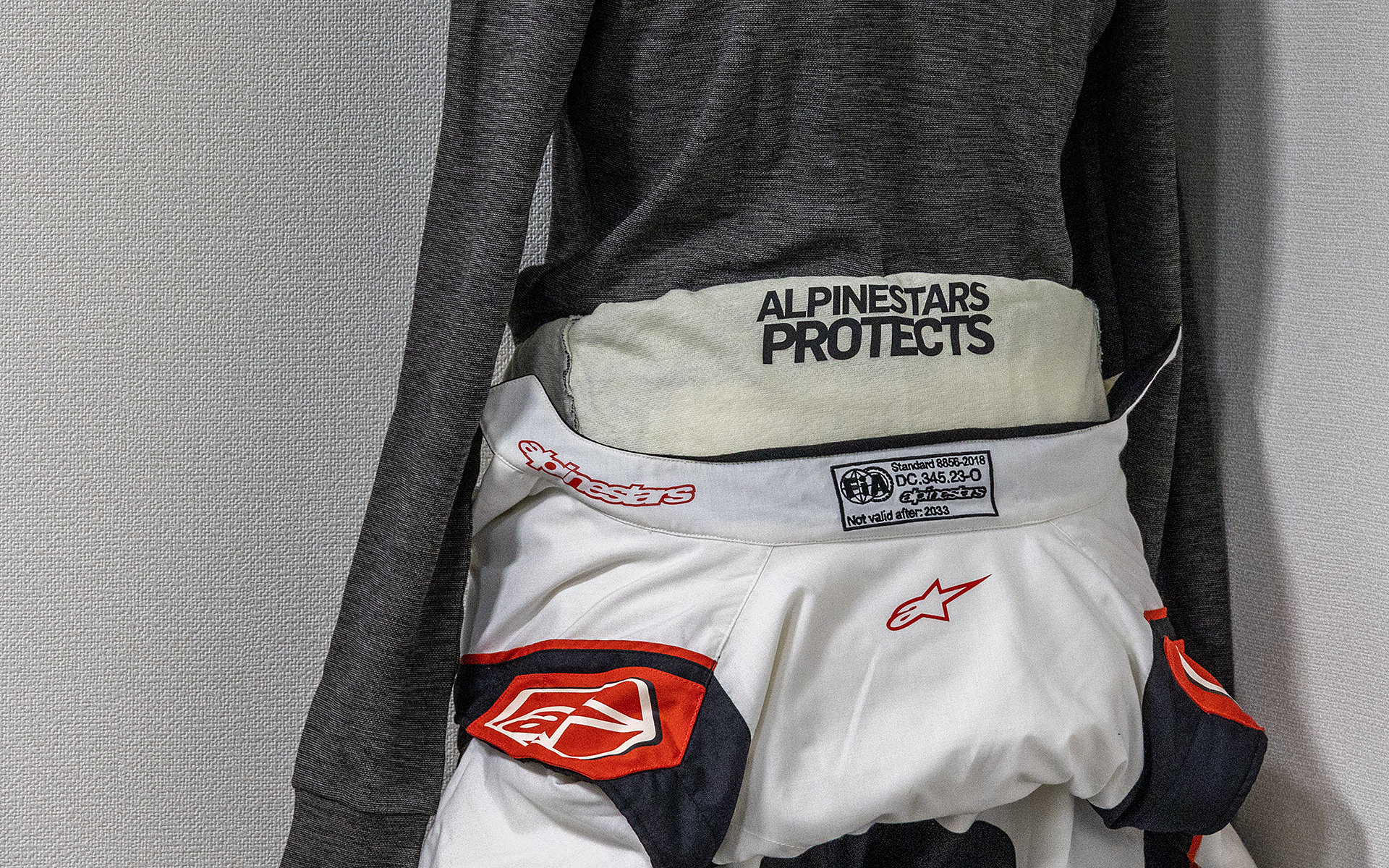 背中部分の内側には、あらかじめ文字を逆さまに印刷していて、ピットやパドックでレーシングスーツの上半身だけを脱いだ際にも、文字がちゃんと読めるようにしてあるのもアルパインスターズのこだわりポイント