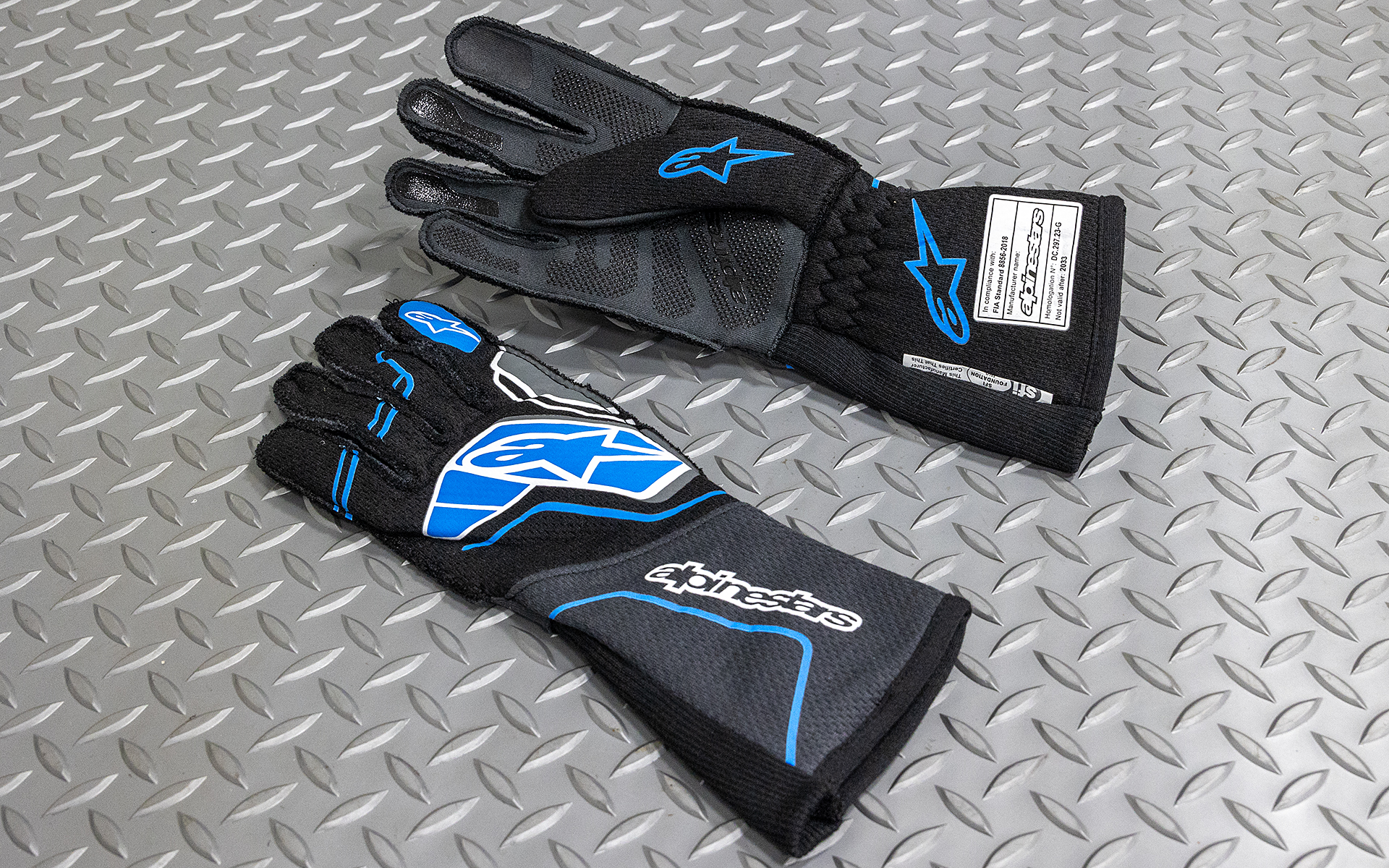 F1などトップカテゴリーのレースでも使われる「TECH-1 ZX V4グローブ」は、縫い目が外側にある製法で、装着した際のフィット感が高いのが特徴。価格は3万5640円。サイズはS/M/L/XLが標準でXXLは特注対応