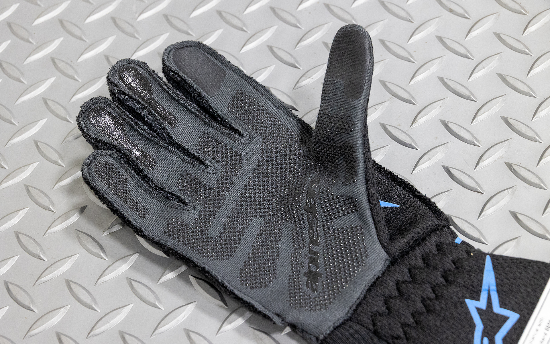 手の平には滑り止め用の3Dシリコンプリントを採用。2ペダル車も多いことから指先にもパドルシフト用の滑り止めがある。また、親指と人さし指の指先はタッチパネル対応で車載ディスプレイやラップタイムアプリを動かしているスマホなどの操作も可能