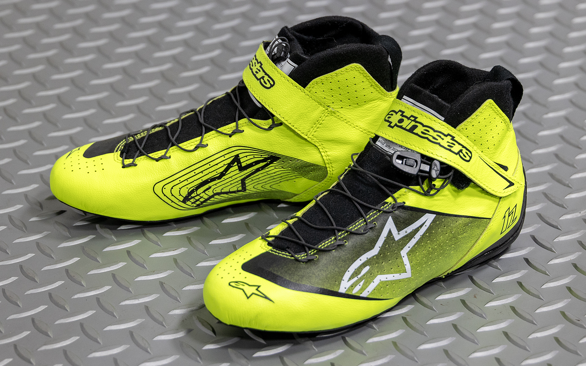 2024年ニューモデルの「TECH-1 Z V3シューズ」。カラーはリミテッドエディションの蛍光イエロー/ブラック。カンガルーレザーを使っているので柔らかくてフィット感が高く、軽量なのがポイント。価格は6万6440円