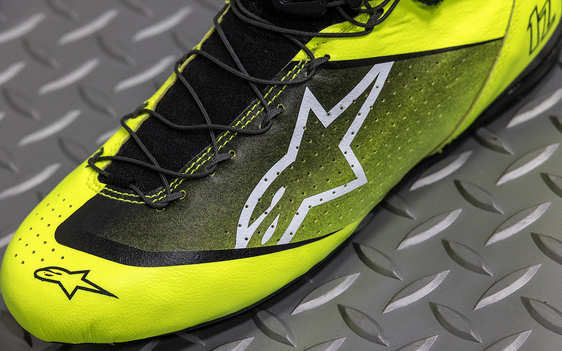 軽量さを追求しているのでつま先などを保護するプロテクター類はなし。何かに引っかけると傷めてしまうので、ピットやパドックを歩く際は履き替えを推奨している