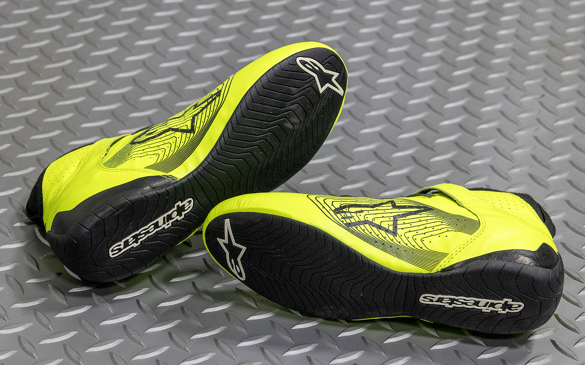 ペダル操作がしやすく、なおかつタッチが分かりやすいソールを採用。ペダル操作にこだわるドライバーからも高い評価を受けている逸品