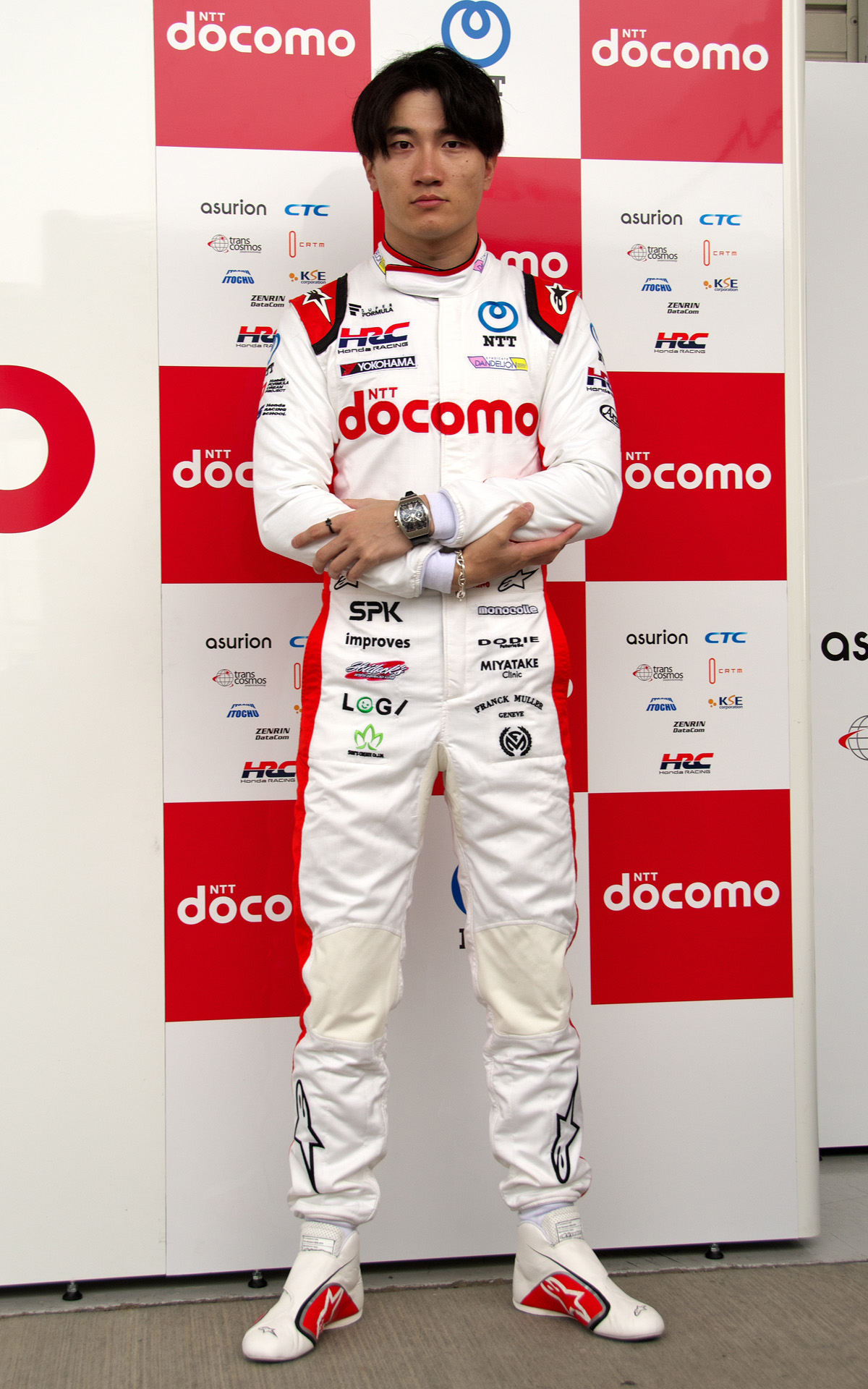 牧野選手が着用するスーツは「GP TECH V4スーツ」で、体型に合わせたカスタムモデル。とはいえ基本的な作りや機能は誰でも購入できるモデルと同じ