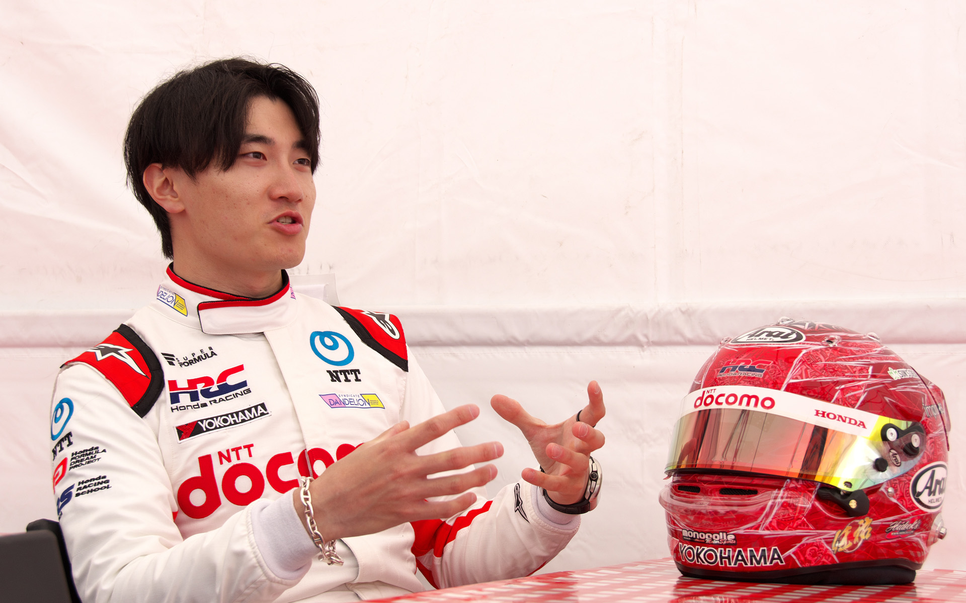 サーキット走行に必要となるレーシングスーツの選び方や、休憩中のパドック向けコーディネートなどを、レーシングギアの一流メーカーであるアルパインスターズと、実際に着用しているレーシングドライバー牧野任祐選手に聞いてみた