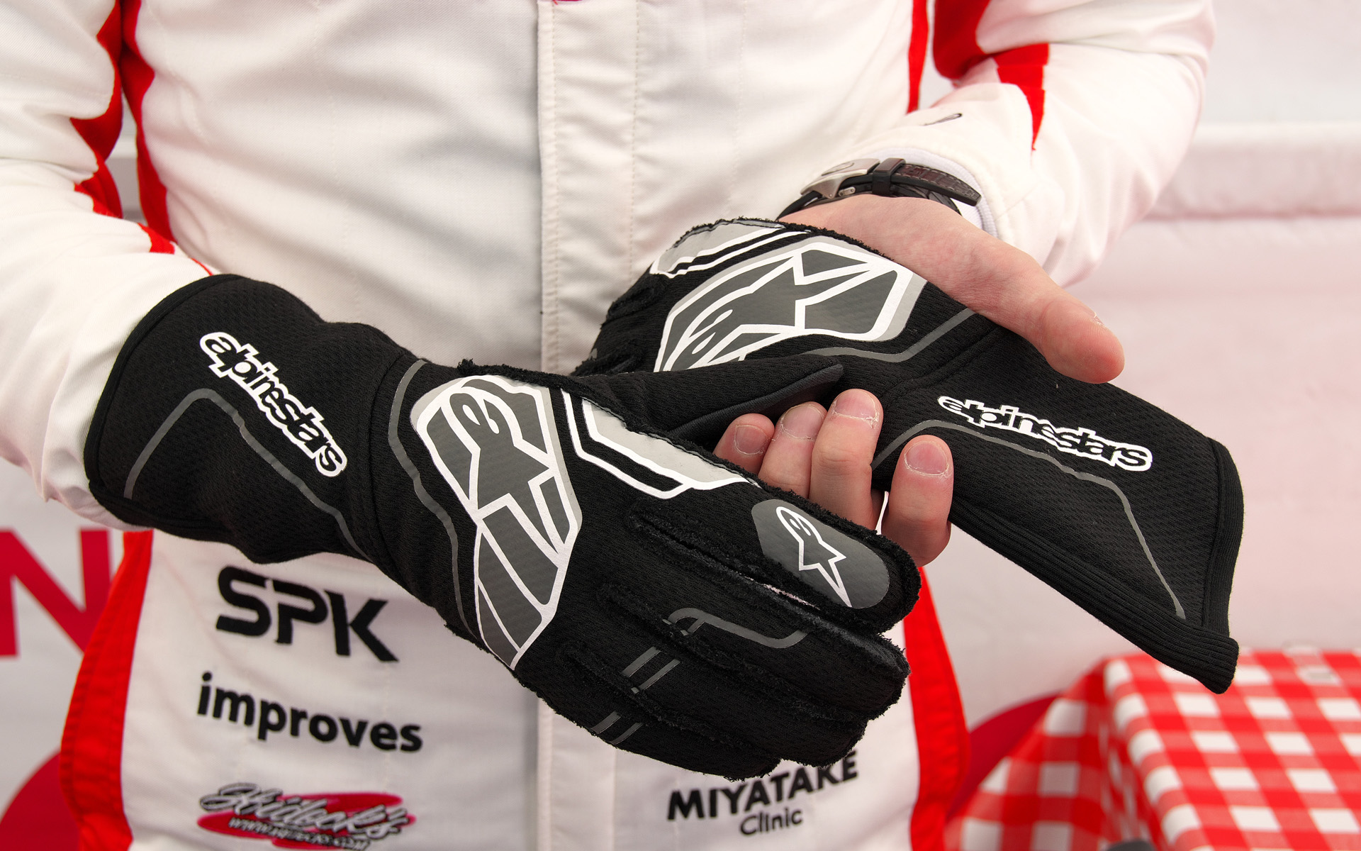 牧野選手が使用するレーシンググローブは「TECH ZX V4グローブ」の2024年新作モデル。柔らかいだけでなく、縫製が外縫いになっているので手を入れたときの違和感がなく操作感もいいという。カラーはブラック/ブルーが好みとのこと