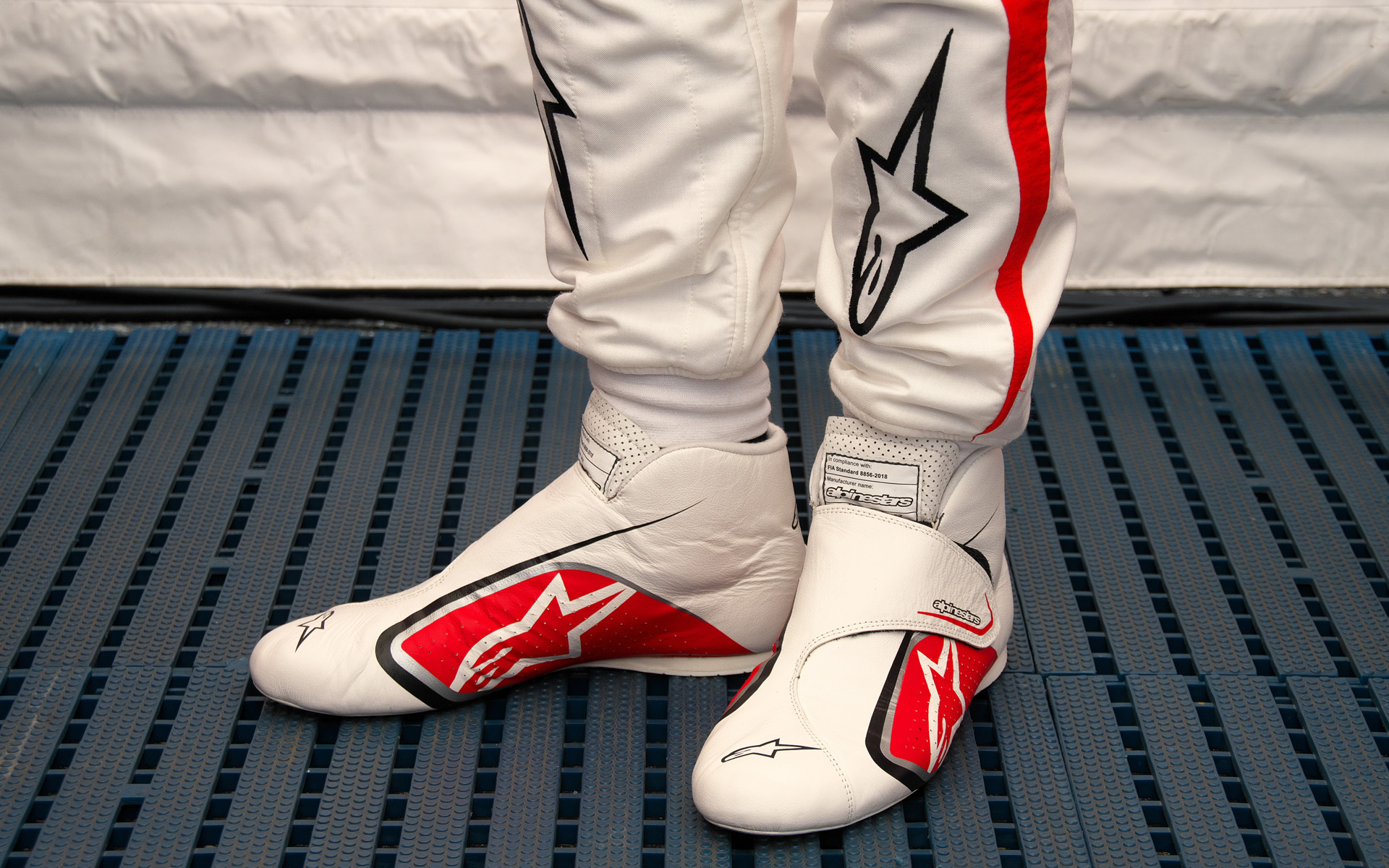 レーシングシューズは「SUPERMONOシリーズ」。ソックス構造による高いフィット感と柔らかい革だが「柔らかすぎないところが気に入っている」とのこと。シューズの底がそれほど固くないのも好みのようだ。ただ、足下から熱がくるレーシングカーの場合、底が固い（厚みがある）シューズを選ぶそうだ