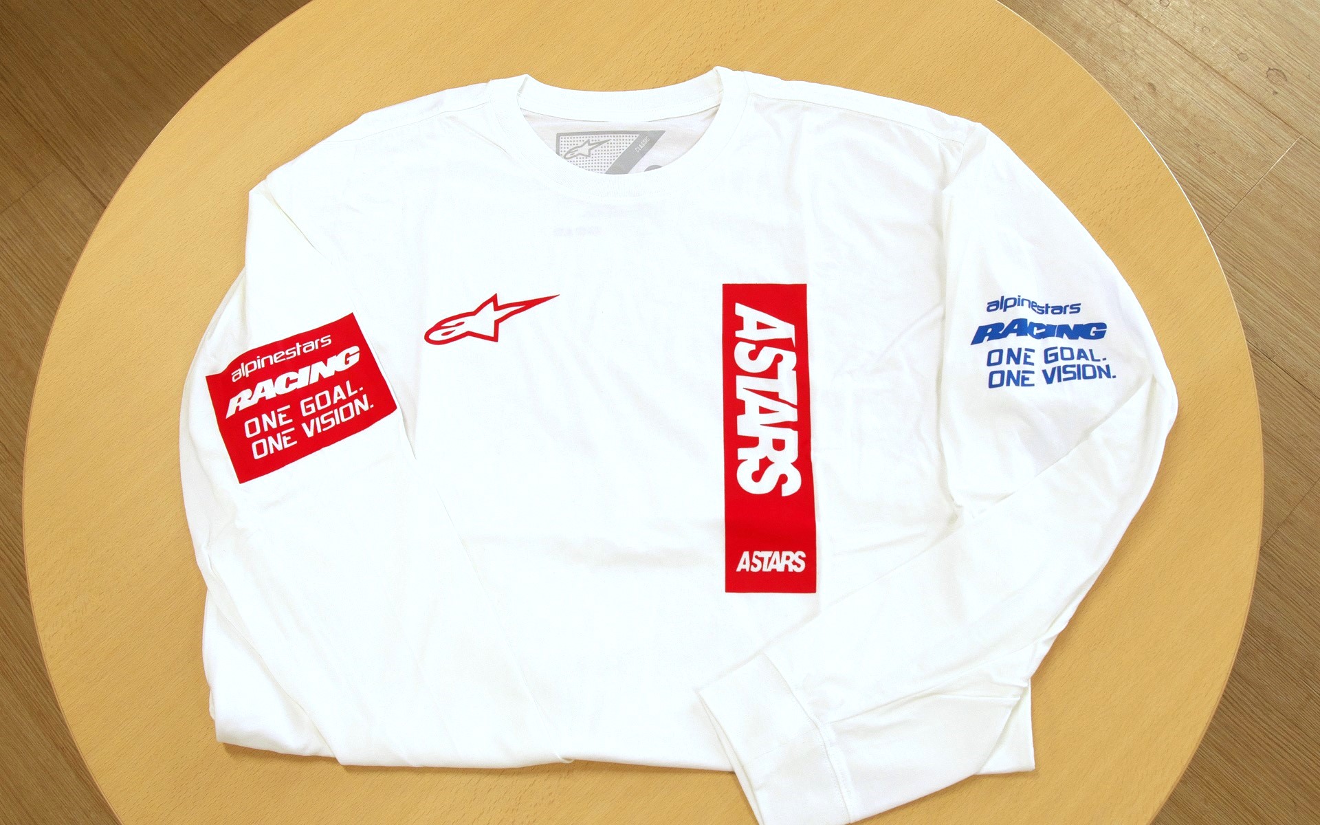 フロントと腕にロゴが入る「メタバース ティー ロングスリーブ」。カラーは白と黒の2色。素材はコットン100％。サイズはヨーロッパ規格のS/M/L。価格は9240円