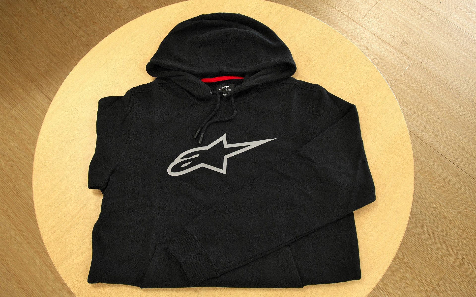 牧野選手も着ている「エイジレス V2 フーディー」。胸のロゴは刺繍ではなくプリントで、カラーはブラック、グレー、サンドの3色を設定。サイズはヨーロッパ規格でS/M/Lが標準設定。XL/2XLは特注サイズ。価格は1万2980円