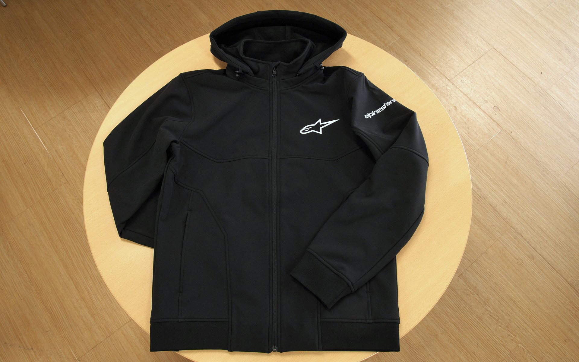 ソフトシェルの「プライマリージャケット」。ストレッチ性のほか撥水性、通気性も備えるほか、フードは取り外せるので、なかに襟付きシャツを着るシーンにも対応。サイズはヨーロッパ規格でS/M/Lが標準設定。XL/2XLは特注サイズ。価格は2万3980円