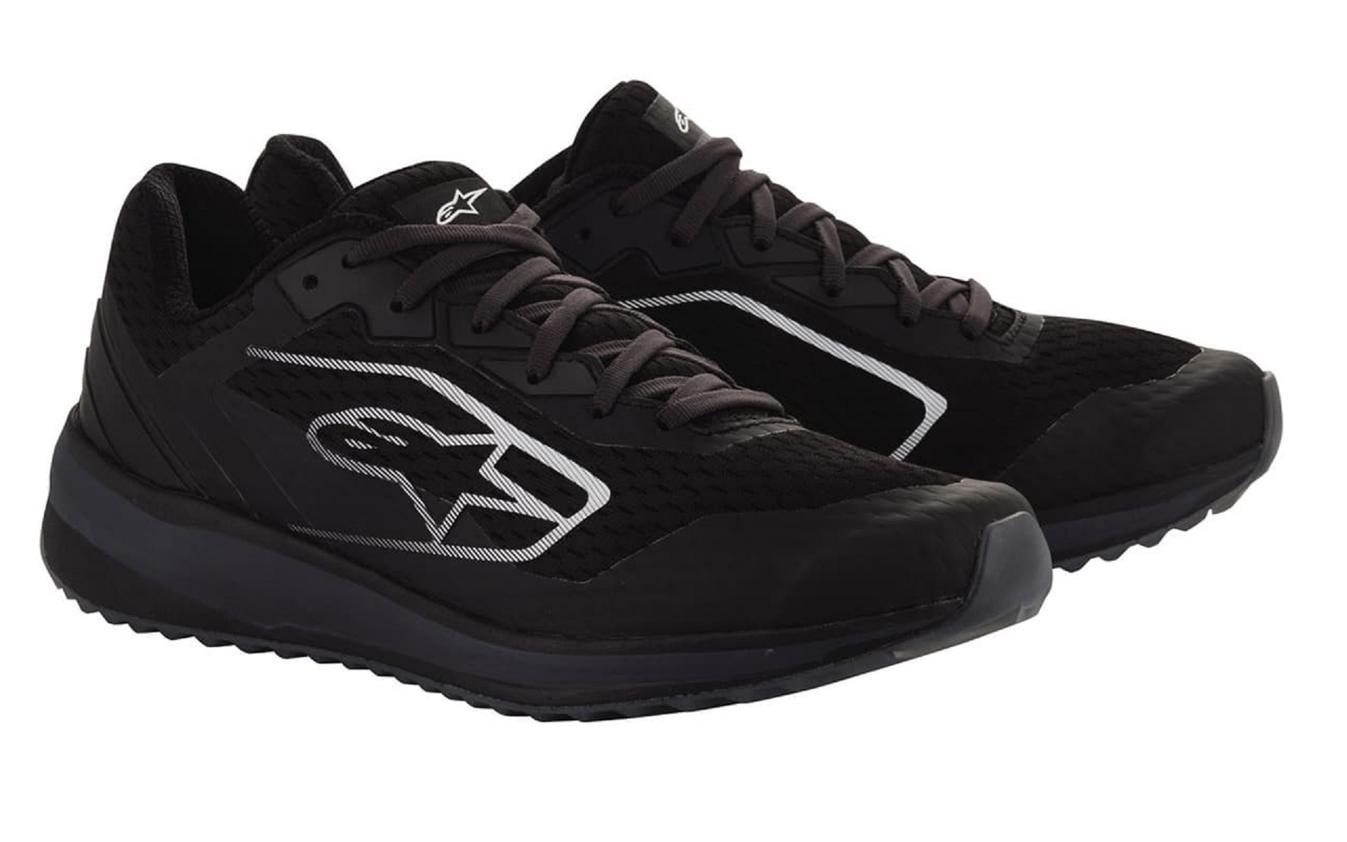 「META ロードシューズ」は、ロードランニングにも適した作り。それでいてサーキットでも使えるように、ソールはオイルの上でも滑りにくいラバーソールとしている。つま先は広めになっているので、膝を突いてしゃがんだときなども窮屈に感じにくいなど、履き心地のよさを追求したモデル。USサイズで4.0～14.0をラインアップ。カラーはレッド/ホワイト、ブルー/ホワイト、ブラック/ダークグレー、ブラック/グリーン。価格は1万8040円