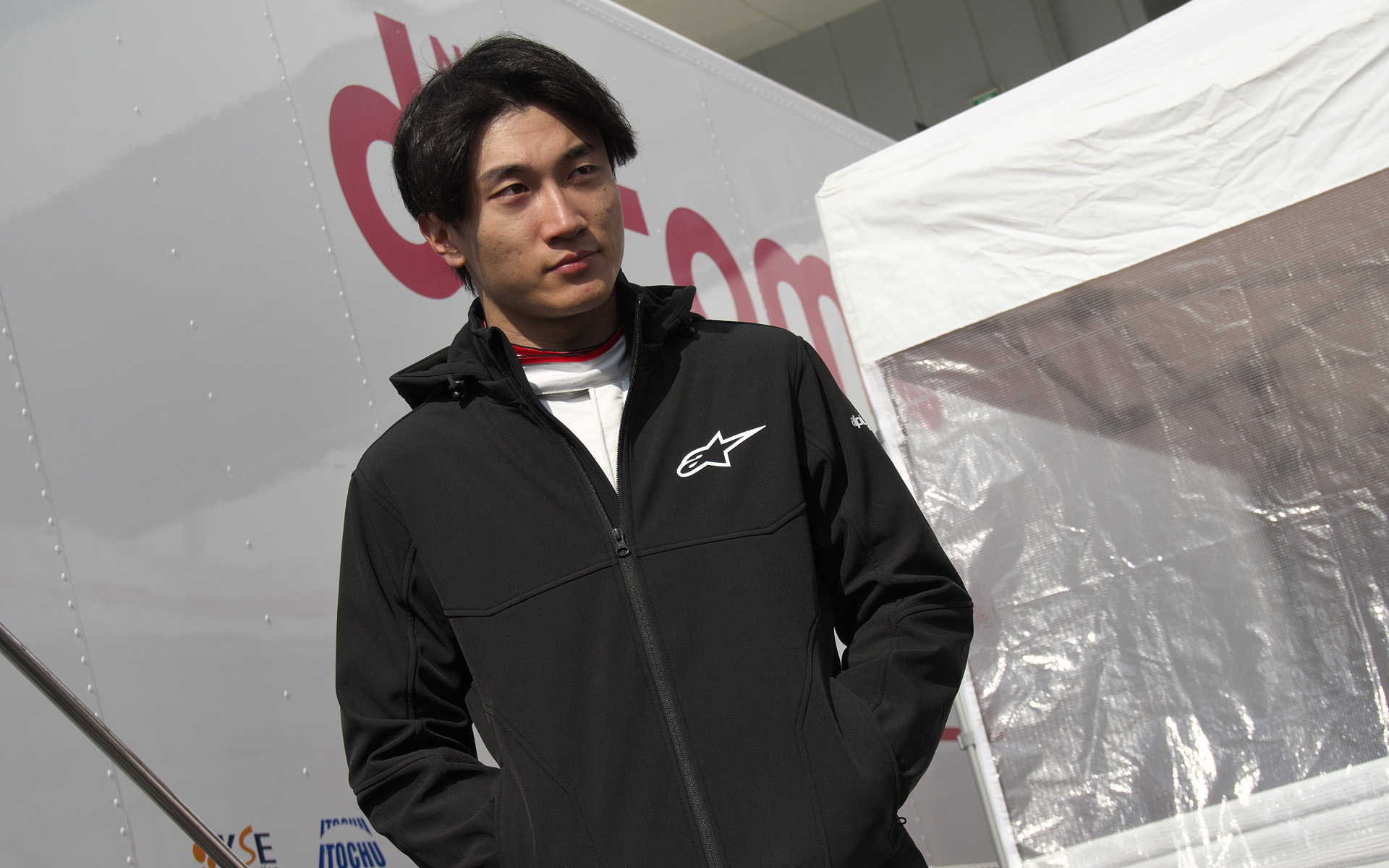 フロントにジッパーのあるタイプであればサッと着られて便利