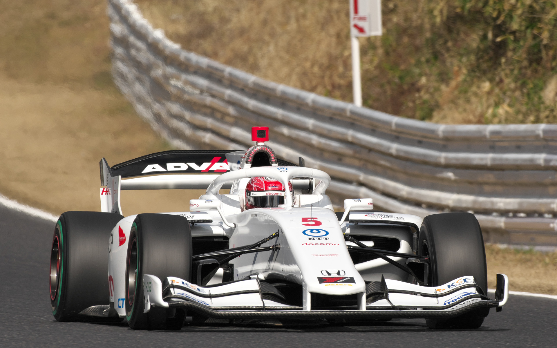 全日本スーパーフォーミュラ選手権はダラーラ製「SF23」の車体に、横浜ゴム製のタイヤと、性能を統一したトヨタ製orホンダ製のエンジンを搭載したイコールコンディションで戦っている。牧野選手が乗るのは、ホンダ製エンジン「M-TEC/HR-417E」を搭載する5号車