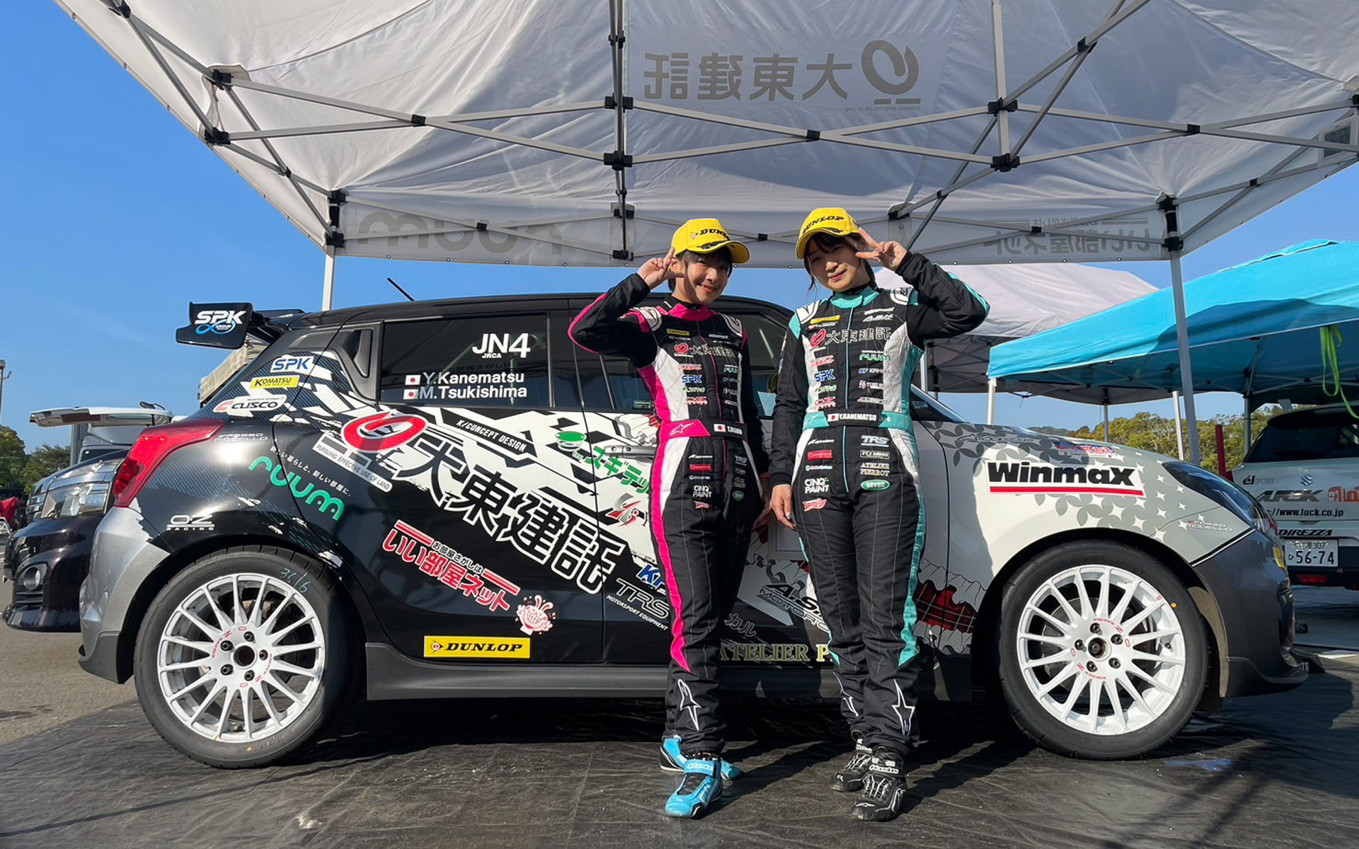 全日本ラリー選手権に出場するalpinestarsアンバサダーの兼松由奈選手（右）と槻島もも選手（左）。近年は、全日本ラリーやラリー競技の入門となるTOYOTA GAZOO Racing Rally Challengeも注目されていて、サーキットでも「タイムアタック」という1周のみのタイムを競う大会がはやっている。そうした現場ではプロドライバーでない人もレーシングスーツを着ることから、レーシングスーツも身近な存在になってきた