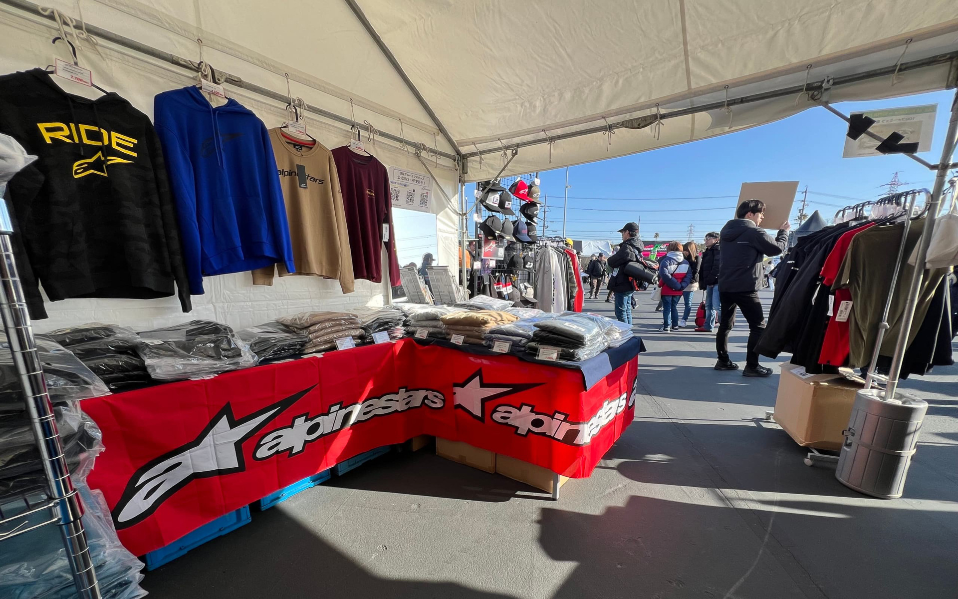スーパーフォーミュラなど、各種イベント会場には、アルパインスターズもブースも出展していて、ブースではアパレルの一部も販売している場合もある。レースを見にいったらブースにも足を運んでみてほしい