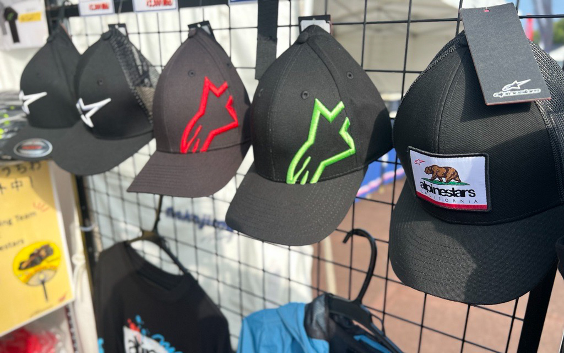 スーパーフォーミュラなど、各種イベント会場には、アルパインスターズもブースも出展していて、ブースではアパレルの一部も販売している場合もある。レースを見にいったらブースにも足を運んでみてほしい