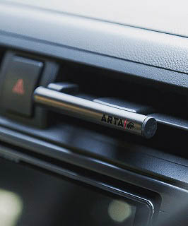 エアコンクリップフレグランス（850円/上）、ペーパーフレグランス3枚入り（900円/下）。鈴木亜久里監督、土屋圭市エグゼクティブアドバイザーが香りを選定。洗練された上質な香りの「ホワイトムスク」、爽やかなシトラスが効いた「アバフィッチ」、キメ細やかなフルーティな香りの「ブリリアントシャワー」の3種類から選べる