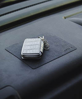 敷くだけで小物類の落下を防止する、ノンスリップシート（900円/上）、ノンスリップトレイ（1250円/下）。レザーのような見た目の革シボ柄がインテリアにマッチ。ブラックにワンポイントのARTAロゴをアクセントとしている