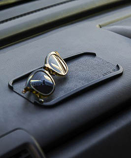 敷くだけで小物類の落下を防止する、ノンスリップシート（900円/上）、ノンスリップトレイ（1250円/下）。レザーのような見た目の革シボ柄がインテリアにマッチ。ブラックにワンポイントのARTAロゴをアクセントとしている