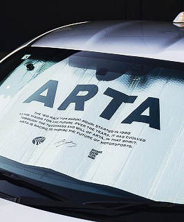 蛇腹折りタイプのサンシェード（1300円～1600円）。断熱効果のあるダブル空気層構造を採用。ホワイトとシルバーの2色展開