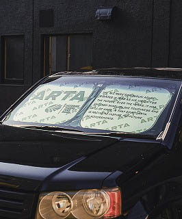 スプリングサンシェード（2180円～2480円）。ワイヤーフレーム構造で瞬時に展開でき、未使用時にはコンパクトに収納可能