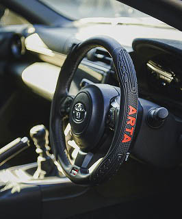 ハンドルカバー（2780円）。ワンポイントであしらわれたARTAロゴはブラック、ホワイト、レッドの3色から選べる