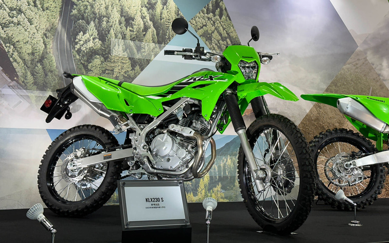 カワサキ、新型「Ninja 7 ハイブリッド」を大阪モーターサイクルショー