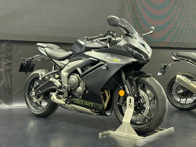 トライアンフ、新型「デイトナ660」を大阪モーターサイクルショーで