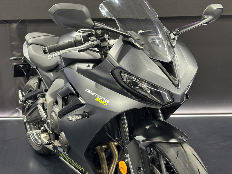 トライアンフ、新型「デイトナ660」を大阪モーターサイクルショーで