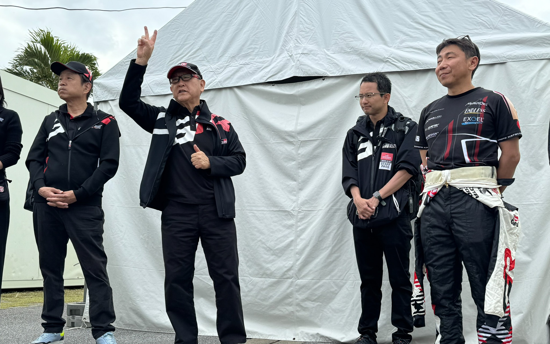 イベントの目的は2つ、「お客さまを笑顔にしたい」「クルマ好きを増やしたい」と朝礼であいさつする豊田会長