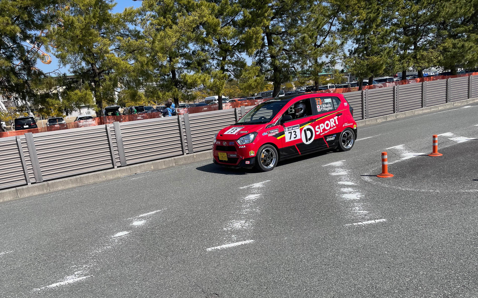 ミラ イースラリー車、ターボエンジンに5速MT。元気いっぱい、意気揚々とスタートしていく！