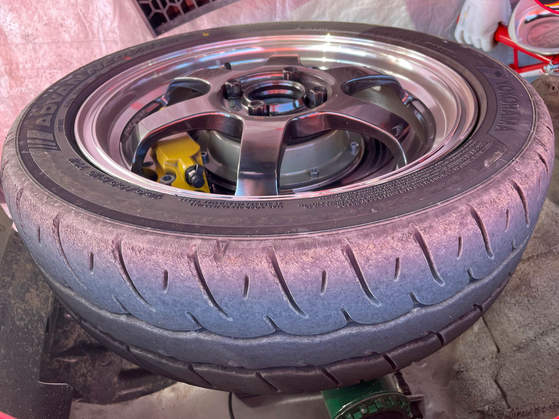 タイヤはADVAN NEOVA 165/55R15。スポーツタイヤで摩耗も少ない