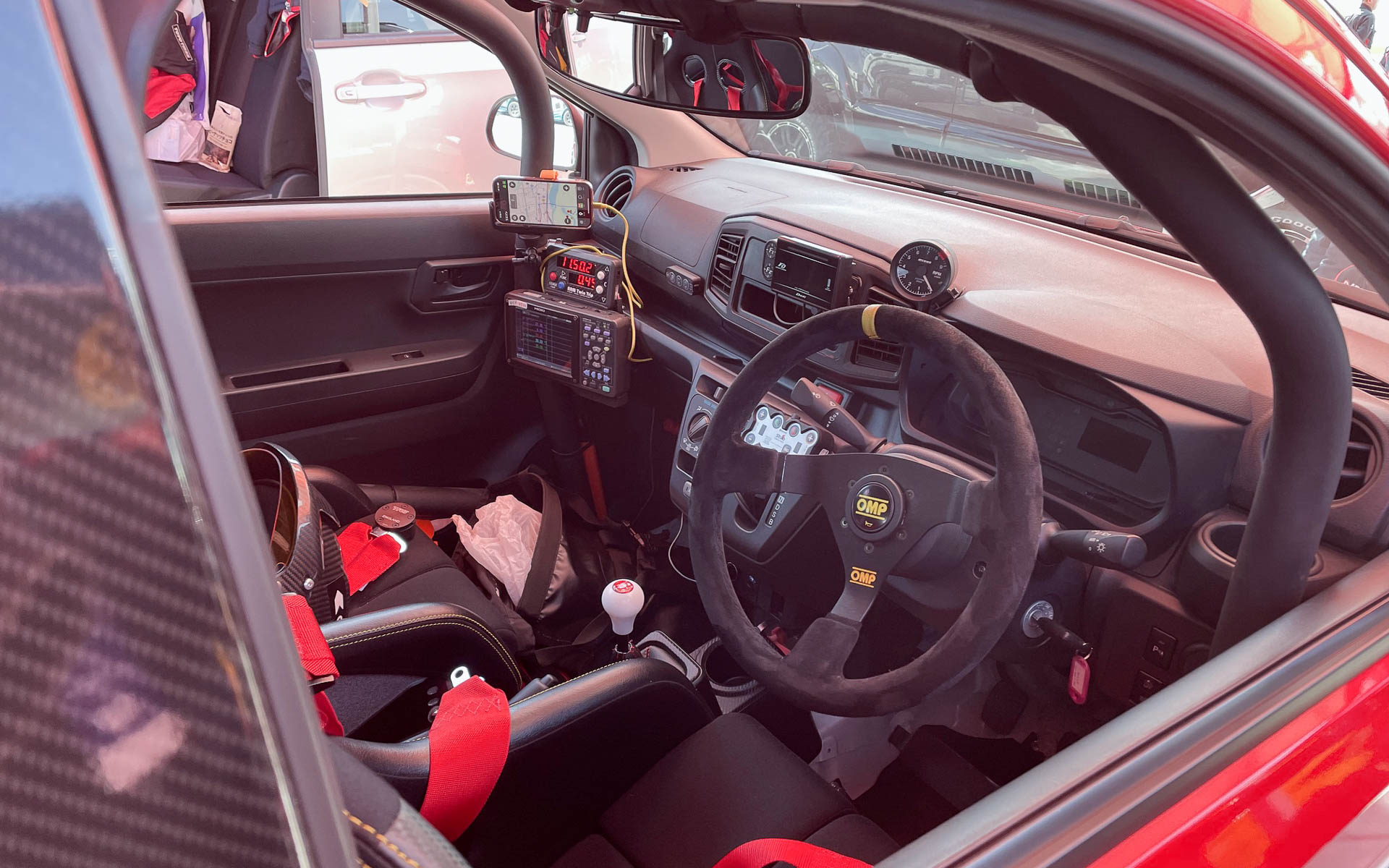 ドライバー席。ロールバーは6点式でシンプル