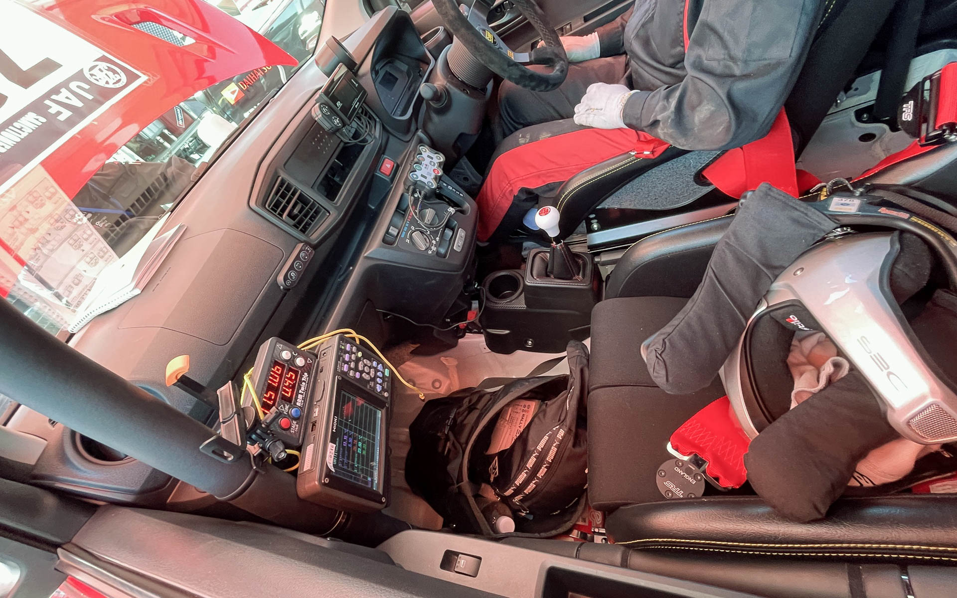 コ・ドラ席。5速シフトレバーのノブはジュラコンで操作しやすそう。トリップ下の計器は何だか分からない